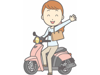 スクーターを運転する女性