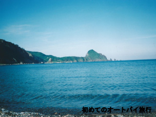 海岸沿いから海をみてバイクで走る