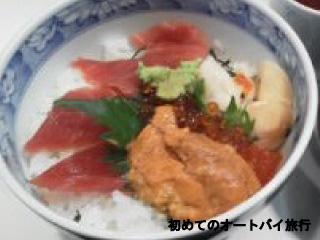 海の近くで食べる海鮮丼