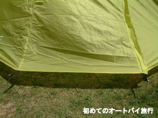 フライシートに対してペグを地面に打ち込みます