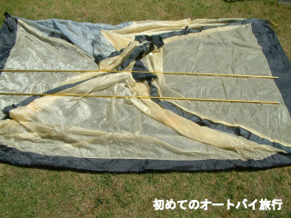 インナーテントを広げてテントポールを2本伸ばします