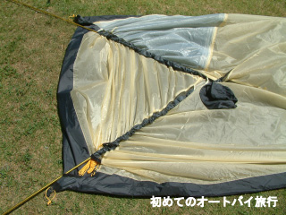 テントポールをインナーテントのスリーブに2本挿入する