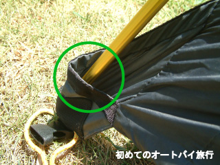 テントポールをインナーテントの端の袋の中に入れます