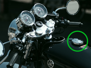 普通のバイクの燃料給油口